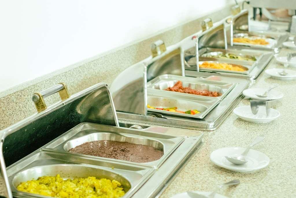 La Quinta By Wyndham Poza Rica Hotel Restaurant photo